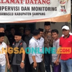 Sejumlah KPPS yang dinyatakan tidak lulus ketika mendatangi sekretariat Panwascam Kedungdung. Foto: MUTAMMIM/BANGSAONLINE