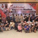 Kapolres Madiun, AKBP Jury Leonard Siahaan foto bersama awak media dalam acara silaturahmi di Joglo Polres Madiun, Rabu (15/9).