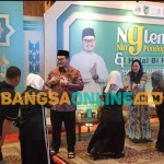 Bupati Kediri, Hanindhito Himawan Pramana, didampingi Ketua TP PKK Kabupaten Kediri, Eriani Annisa Hanindhito, dan Wakil Bupati Kediri, Dewi Mariya Ulfa, saat menyalami kawan-kawan disabilitas. Foto: MUJI HARJITA/BANGSAONLINE