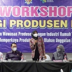 Ketua TP PKK Kota Kediri, Ferry Silviana Abu Bakar, saat memberi sambutan dan membuka workshop bagi produsen PIRT. Foto: Ist