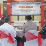  Kapolres Bangkalan gelar deklarasi peryataan sikap melawan aksi terorisme dalam rangka mewujudkan situasi aman dan kondusif di Aula Mapolres Bangkalan, Rabu (16/05/18).