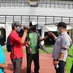 Rombongan Pengurus PSSI saat meninjau langsung perbaikan atau renovasi Stadion Gelora Bung Tomo, Rabu (5/8/2020). (foto: ist).