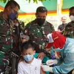 Danrem 084/BJ Brigjen TNI Herman Hidayat Eko Atmojo saat meninjau serbuan vaksinasi anak usia 6 - 11 tahun di SDN Bringsang 1, Giligenteng, Kabupaten Sumenep, Sabtu (5/3/22).