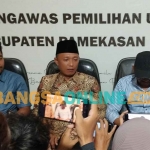 Koordinator Divisi Penanganan Pelanggaran, Data, dan Informasi Bawaslu Pamekasan, Suryadi, saat memberi keterangan ke awak media. Foto: DIMAS MAULANA SUGIANTO/BANGSAONLINE