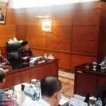 Audiensi rombongan Komisi IV DPR RI yang dipimpin H. Hasan Aminuddin bersama Wagub Jatim, Emil Elestianto Dardak yang didampingi sejumlah kepala SKPD di lingkungan Pemprov Jatim. foto: DIDI ROSADI/ BANGSAONLINE