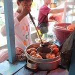 Pekerja sedang menyiapkan pesanan bakso. foto: luckman hakim/BANGSAONLINE