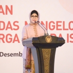 Hj Nina Soekarwo selaku Ketua TP PKK Prov Jatim memberikan sambutan pada acara Diseminasi Buku Pintar Keuangan Syariah dan Talkshow Cerdas Mengelola Keuangan Keluarga secara Islami di JW Marriot Hotel Surabaya.