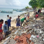 Warga Pesisir Desa Bringsang, Kecamatan Giligenting, Sumenep, saat bergotong royong memperbaiki jalan yang rusak.