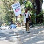 TOLAK KORUPSI – Aksi jalan kaki yang dilakukan Samsudin berangkat dari Malang menuju arena Muktamar NU ke-33 di Kota Jombang, Rabu (29/7). foto merdeka