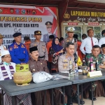 Kapolres Pamekasan AKBP Satria Permana juga Wakil bupati Pamekasan saat melakukan pemusnahan BB hasil operasi pekat Semeru 2023.
