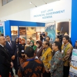 Gubernur Jatim Soekarwo beserta istri didampingi rombongan dari Pemprov Jatim saat berdialog dengan Presiden Azerbaijan Ilham Aliyev di acara Pameran AITF 2018 di Baku Expo Center Azerbaijan. Foto: Ist