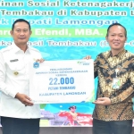 Bupati Lamongan, Yuhronur Efendi, saat menyerahkan Jamsos Ketenagakerjaan untuk 22 ribu petani tembakau di wilayahnya.