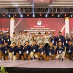 Foto bersama antara penyelenggara dan kandidat Pilkada 2024 di Pamekasan.