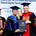 Raffi Ahmad saat menerima gelar doktor honoris causa dari dari Universitas Institut of Professional Management (UIPM) Thailand. Foro: instagram rafli nagita