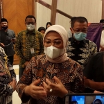 Menteri Ketenagakerjaan Ida Fauziah saat memberikan keterangan pers terhadap rencana pembinaan entrepreneur muda di tengah pandemi Covid-19. (foto: YUDI EP/ BANGSAONLINE)