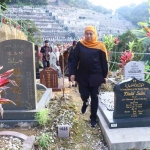 Gubernur Khofifah saat ziarah ke makan PMI korban Covid-19 dari Jatim di Hong Kong.