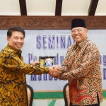 Bupati Malang, Dr. H. Rendra Kresna saat memberikan cinderamata kepada Ir. Johno Supriyanto, M.Hum.