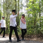 Bupati Trenggalek, Moch. Nur Arifin, saat meninjau jalan rusak di Desa Ngadimulyo, Kecamatan Kampak.
