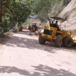 Alat berat melakukan proses pembersihan lokasi longsor di jalur Pacitan - Ponorogo.