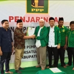 Ketua LPP DPC PKB Gresik M. Abdul Qodir mewakili Moh. Qosim saat mengambil formulir pendaftaran bacabup di PPP. foto: SYUHUD/ BANGSAONLINE