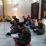 Satgas TMMD saat membaca Alquran. (foto: ist).