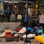 Pengunjung cafe yang kedapatan nongkrong dihukum push up.