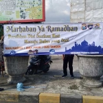 Polresta Sidoarjo dan jajaran menyebarluaskan banner, poster, maupun spanduk imbauan kamtibmas Kapolresta Sidoarjo di sejumlah titik keramaian, Sabtu (3/4/2021).