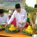 DARI KIRI: Prof Dr KH Asep Saifuddin Chalim, MA, Dr KH As’ad Said Ali dan KH Syamsuddin Nur saat memotong tumpeng dalam acara peletakan batu pertama pembangunan Pondok Pesantren Sabilussa