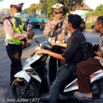 Kanit Turjawali Iptu Puji Yanto dan salah satu anggota Satlantas polres Pasuruan saat menilang pengendara motor yang tidak memakai Helm. Operasi digelar di Jalan Malang - Surabaya, tepatnya di depan Pasar Wisata Cheng Hoo, Pandaan, Sabtu (27/07/2019) sore. foto: ANDY F/ BANGSAONLINE