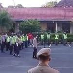 Kapolres Kediri Kota AKBP Miko Indrayana, saat memimpin apel. (foto: ist.)