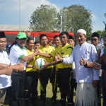 Wabup Gresik Moh. Qosim (topi hijau) bersama Gus Ali (peci putih) dan pejabat Forkopimda ketika pembukaan liga santri nusantara 2017. 