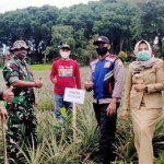 Anggota DPRD Provinsi Jawa Timur, Heri Setiawan (kiri) bersama masyarakat Desa Sempu, Kecamatan Ngancar, Kabupaten Kediri melakukan aksi penanaman 1.000 bibit buah. foto: istimewa