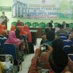 Drs. Ahmad Badrus Sholeh, Plt Kakan Kemenag Kabupaten Tuban saat memberikan sambutan sosialiasi SPAN dan UM-PTKIN UIN SA di Aula Kemenag Tuban.