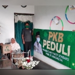 Pengurus DPC PKB Kota Batu saat menyerahkan bantuan sembako kepada salah seorang warga.