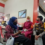 Kapolres Bangkalan AKBP Alith Alarino didampingi Ketua DPRD Bangkalan Moh. Fahad dan Kasat Lantas Polres Bangkalan AKP Abdul Aziz Sholahuddin saat memantau pelaksanaan Vaksinasi Merdeka Semeru di Mapolres Bangkalan, Selasa (10/8/2021).  (foto: ist)