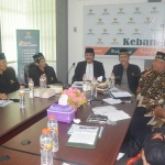 Penasehat Baznas Gresik, Moh. Qosim dan Ketua Abdul Munif saat menerima kunjungan dari Baznas Lumajang dan Pamekasan. foto: SYUHUD/ BANGSAONLINE