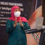 Gubernur Jawa Timur Khofifah Indar Parawasan saat menjadi Keynote Speaker dalam Studium Generale Universitas Nahdlatul Ulama (UNU) Nusa Tenggara Barat yang mengambil tema Ekonomi Islam dan Kemandirian Umat Menuju Arus Baru Ekonomi Indonesia di Hotel Prime Park Mataram, Rabu (19/1). Foto: Humas Pemprov Jatim