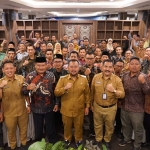 Bupati Gresik bersama para kepala desa se-Kecamatan Dukun dalam workshop SID. 