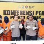 Kapolres Gresik AKBP Kusworo Wibowo saat mengekspos para pelaku. foto: ist