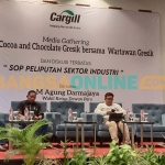 Para narasumber dari PT. Cargill Indonesia-Cocoa and Chocolate Gresik saat memaparkan perkembangan industri dan program CSR dalam media gathering. Foto: SYUHUD/BANGSAONLINE