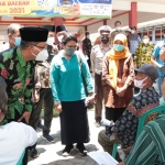 DIKEBUT: Bupati Sidoarjo Ahmad Muhdlor (Gus Muhdlor) saat meninjau Gebyar Vaksinasi 1.000 Lansia, di Kantor Kecamatan Wonoayu, Selasa (12/10/2021). foto: Kominfo Sidoarjo