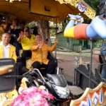 Bacaleg Partai Golkar Sidoarjo berangkat bersama-sama naik ‘kereta kencana’ menuju kantor KPU, Sabtu (14/7). foto: MUSTAIN/ BANGSAONLINE