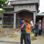 Rumah yang diduga menjadi lokasi penusukan dipasang garis polisi.