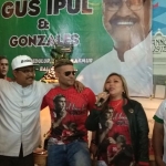 Gus Ipul saat foto bersama Cristian Gonzales, Eva Gonzales, Tri Septa Agung Pamungkas serta Sandy. Foto: YUDI A/BANGSAONLINE