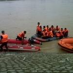 Tim SAR Brimob Polda Jatim di Bojonegoro melakukan penyisiran sungai Bengawan Solo. Foto: Eky Nurhadi/BANGSAONLINE