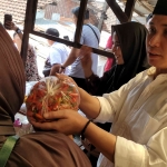 Dr Muhamamd Albarraa (Gus Barra) dan Nyai Alif Fadhilah saat berada di pasar tradisional Pacet Mojokerto, Jumat (4/10/2024). Foto: bangsaonline  