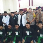 Para santri baru pencak silat Nahdlatul Ulama Pagar Nusa Lamongan yang telah dikukuhkan.