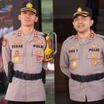 AKBP Oskar Syamsuddin dan AKBP Andi Yudha Pranatha saat serah terima jabatan Kapolres Batu.