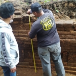 Proses Ekskavasi Arca Nandiswara dan Mahakala di Situs Pandegong Jombang. foto: AAN AMRULLOH/ BANGSAONLINE