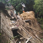 Rumah Mahrusah yang terseret longsor sungai Kening. foto: AHMAD/ BANGSAONLINE